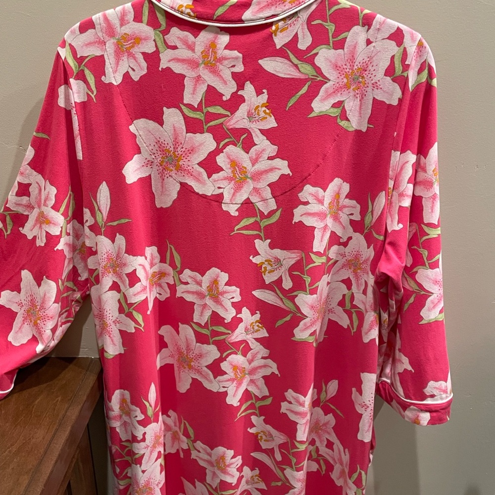 BedHead three-quarter sleeve classic cotton caftan; pink with lilies - Picture 3 of 10